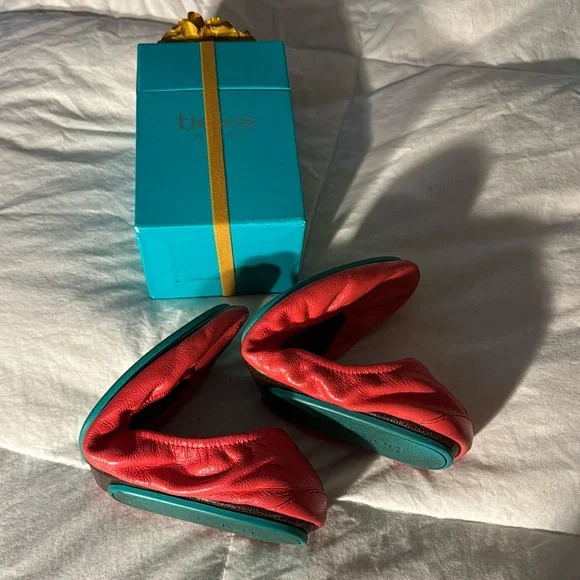 Poppy Tieks size 8 - Picture 2 of 7